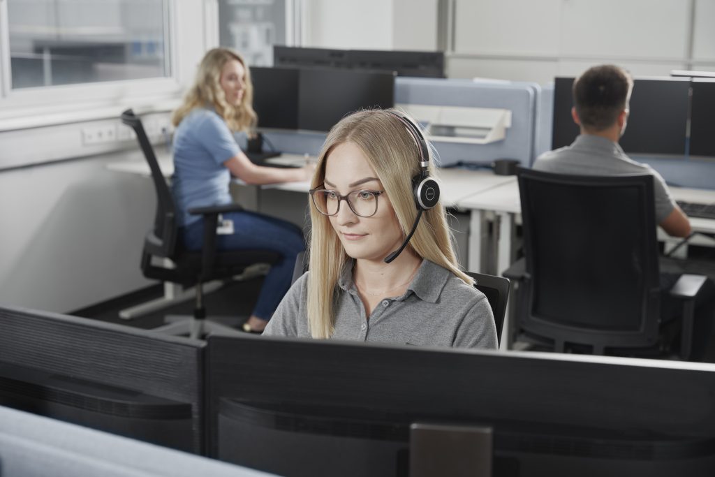 Mitarbeiter:innen der Mercedes-Benz G GmbH bei der Arbeit im modernen Büro.