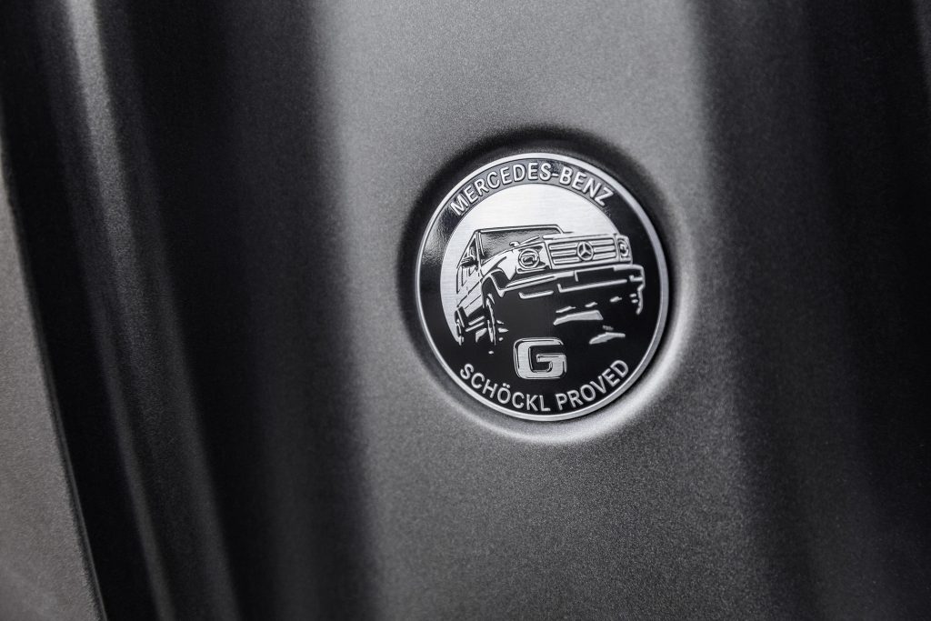 "Schöckl Proved"-Plakette am Fuß der B-Säule der Mercedes-Benz G-Klasse