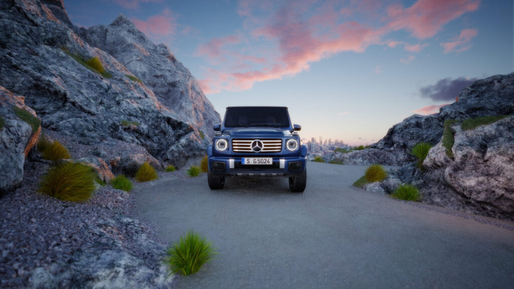 Mercedes-Benz G-Klasse fährt zwischen Felsen auf einer Bergstraße.