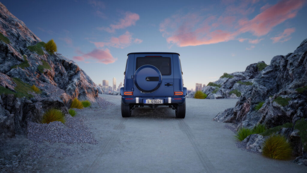 Mercedes-Benz G-Klasse steht zwischen den Felsen im Sonnenuntergang.