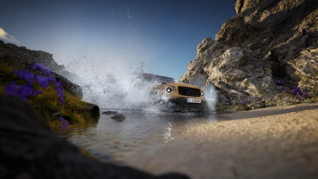 Mercedes-Benz G-Klasse fährt durch eine Wasserfontäne auf einer Bergstraße.