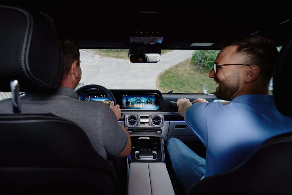 Zwei Mitarbeitende im Fahrzeug bei einer gemeinsamen Fahrt am G-Class Experience Center in Graz