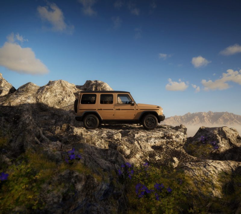Mercedes-Benz G-Klasse in einer weiten Berglandschaft.