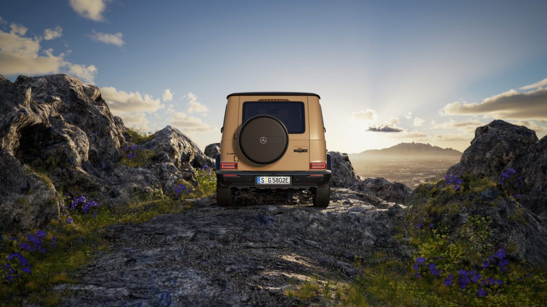 Mercedes-Benz G-Klasse steht in einer Berglandschaft bei tief stehender Sonne.