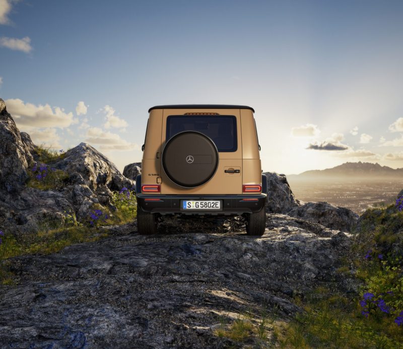 Mercedes-Benz G-Klasse steht in einer Berglandschaft bei tief stehender Sonne.